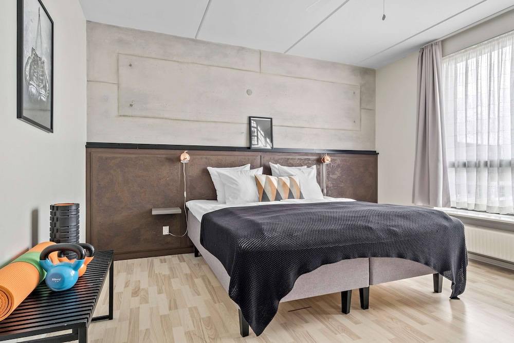 Business Room, 1 King Bed, Bathtub, River View - Photo 11