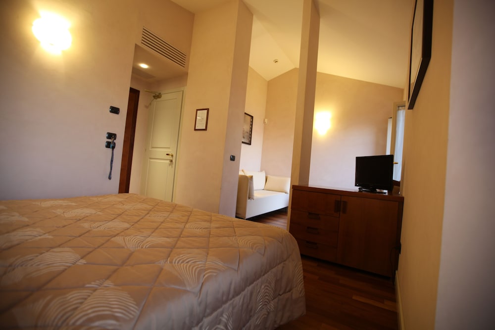 Superior Triple Room photo 3