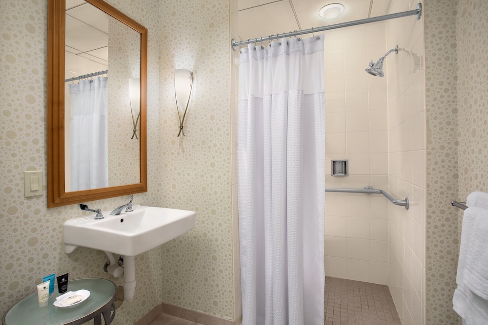 Premium Room, 1 Queen Bed, Refrigerator (High Floor) - Photo 7