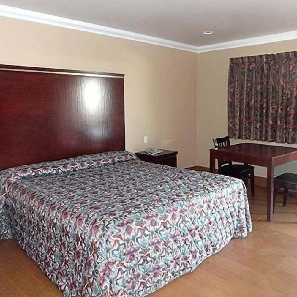 Standard Room, 1 King Bed, Non Smoking - Photo 1