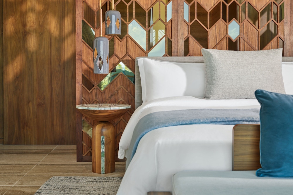Suite, 1 King Bed, Ocean View (Corner) - Photo 3