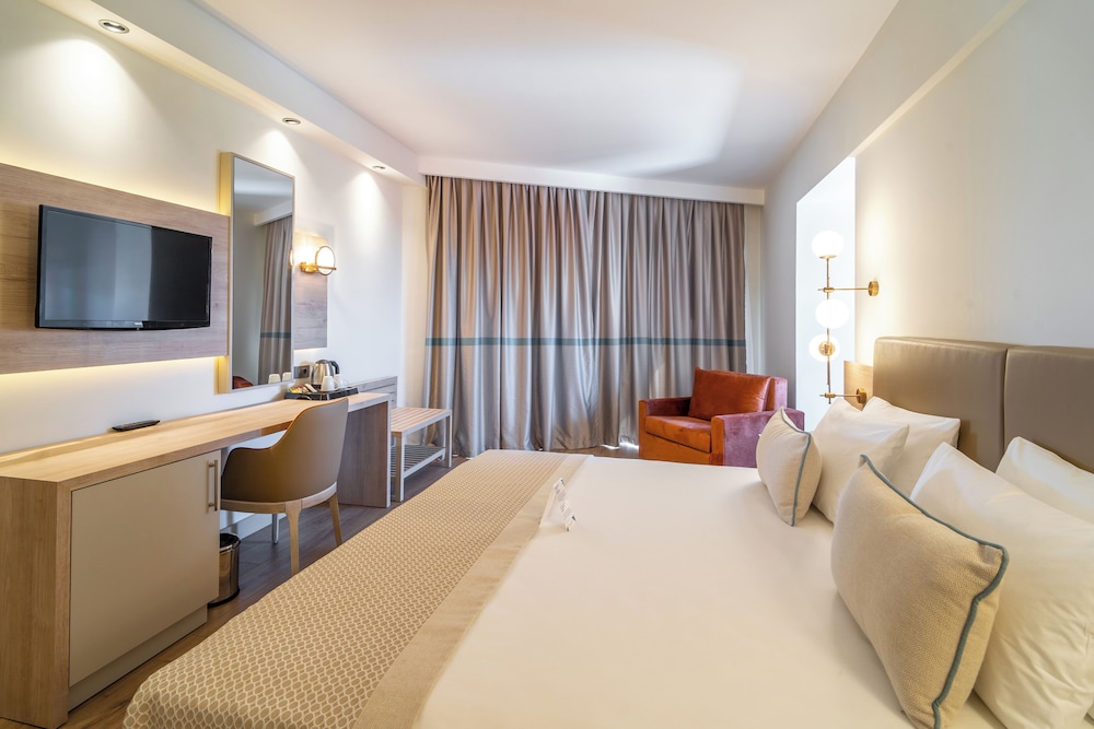 Deluxe Family Room with Sea View photo 3