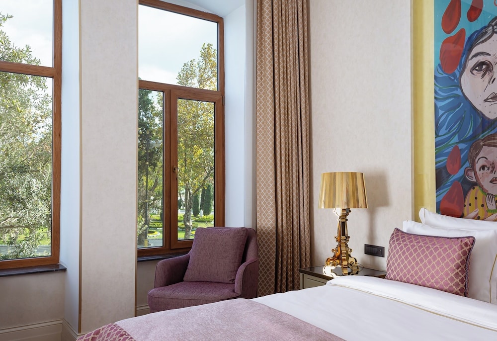 Deluxe King with Balcony Room