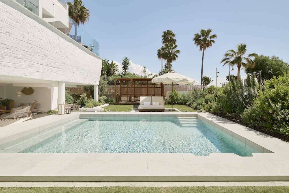 METT Suite with Private Garden and Pool