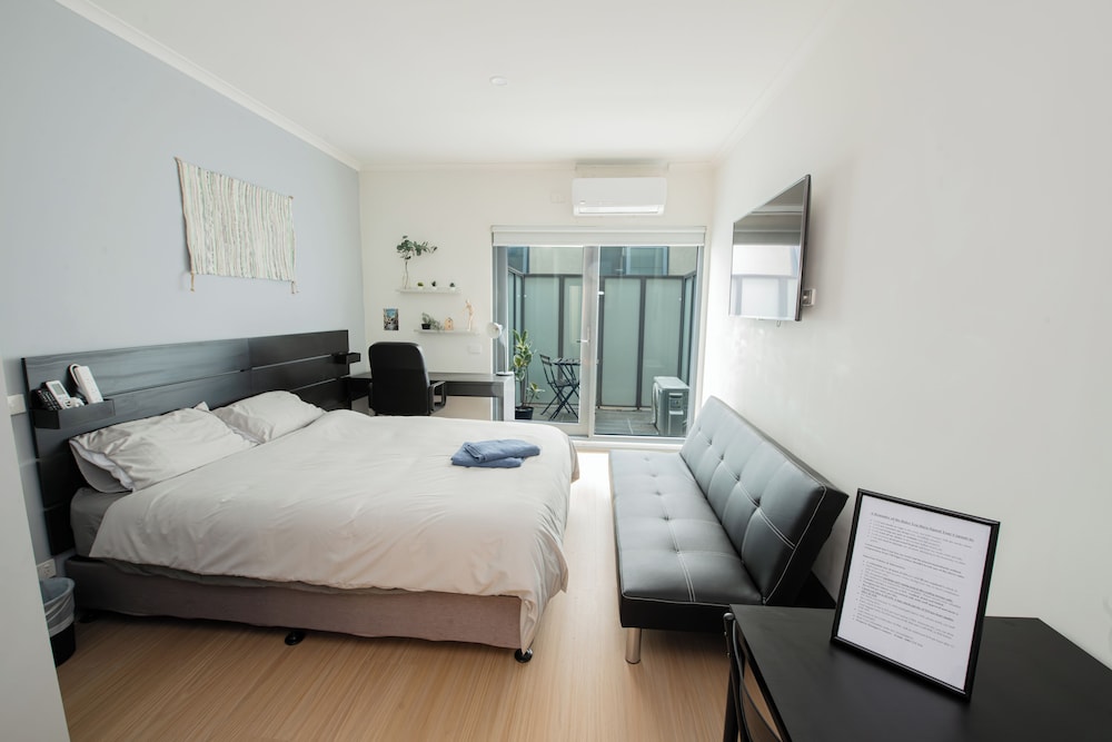 Studio, 1 Queen Bed, Non Smoking, Private Bathroom & Kitchenette
