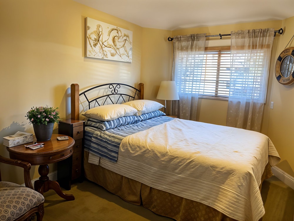 Economy Room, 1 Queen Bed, Courtyard View photo 1