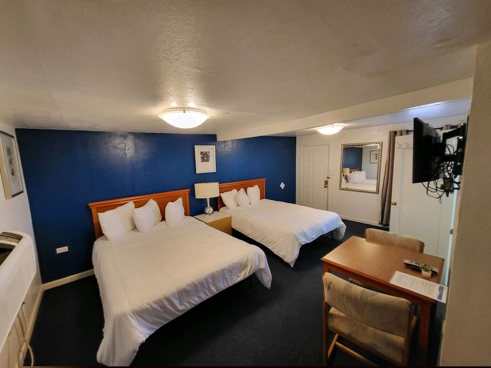 Family Room, 2 Queen Beds, Accessible, Non Smoking photo 2