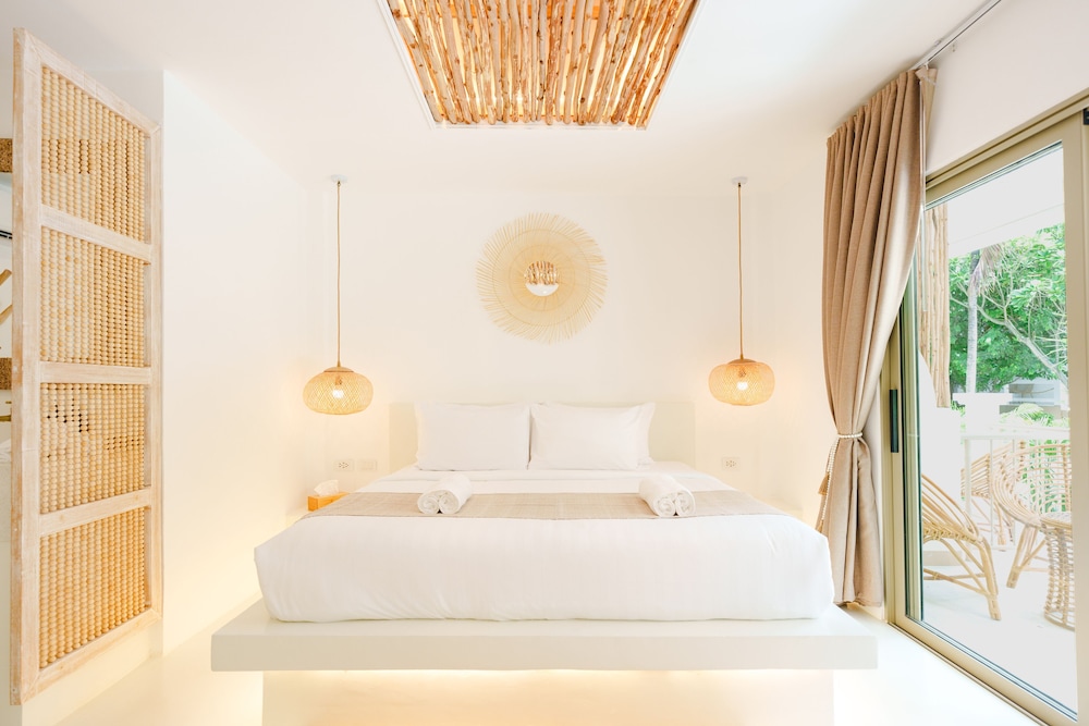 Deluxe Room - Photo 12