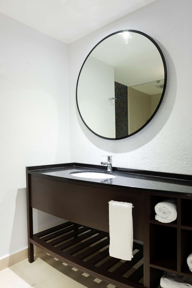 Room, Multiple Beds, Refrigerator - Photo 4