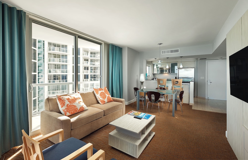Deluxe One Bedroom Oceanfront Suite - Photo 3