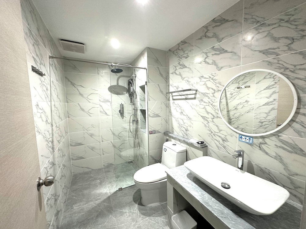 Deluxe Pool Access - Photo 16