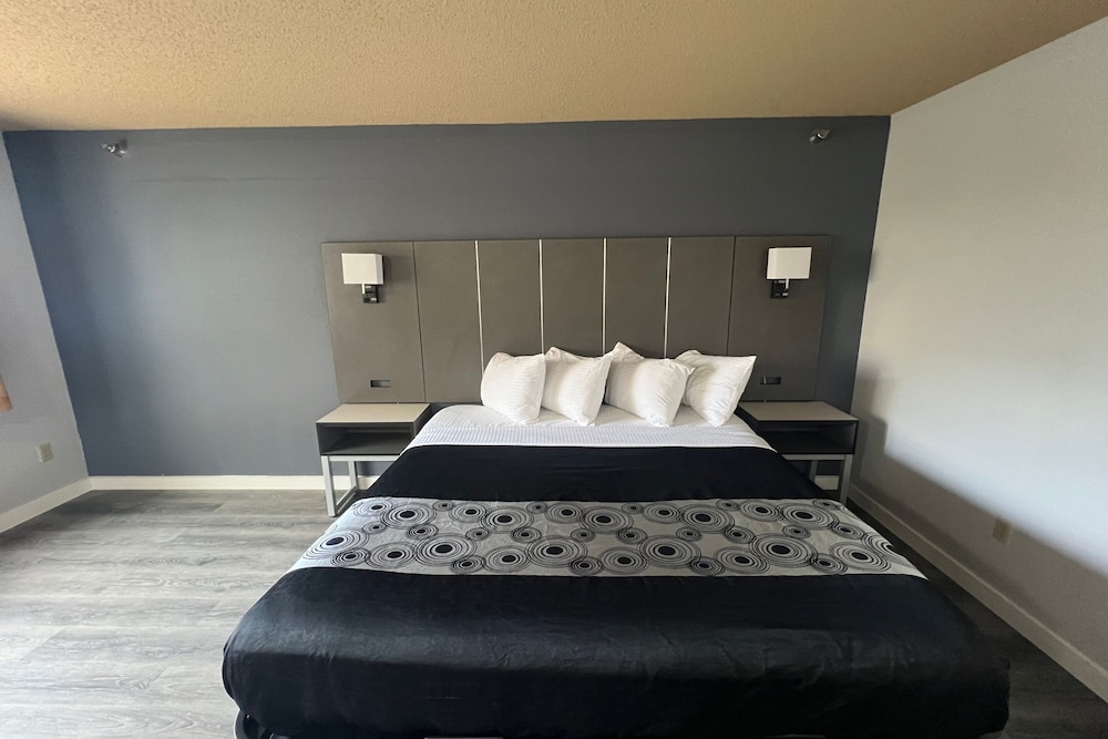 Luxury Suite, 1 King Bed, SPA Bath, Non-Smoking - Photo 4