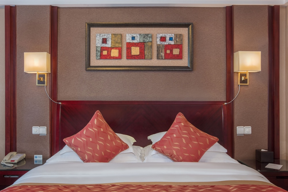 Standard Room, 1 King Bed, Non Smoking - Photo 3