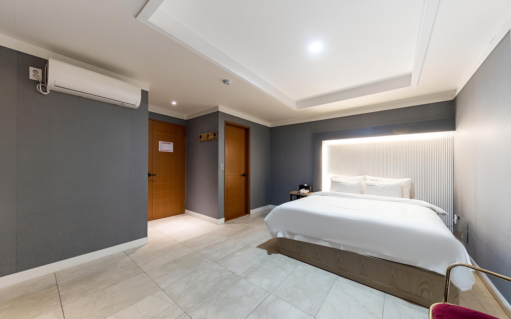 Room (Couple PC - 23 hours (2 PCs Netflix &) - Photo 9