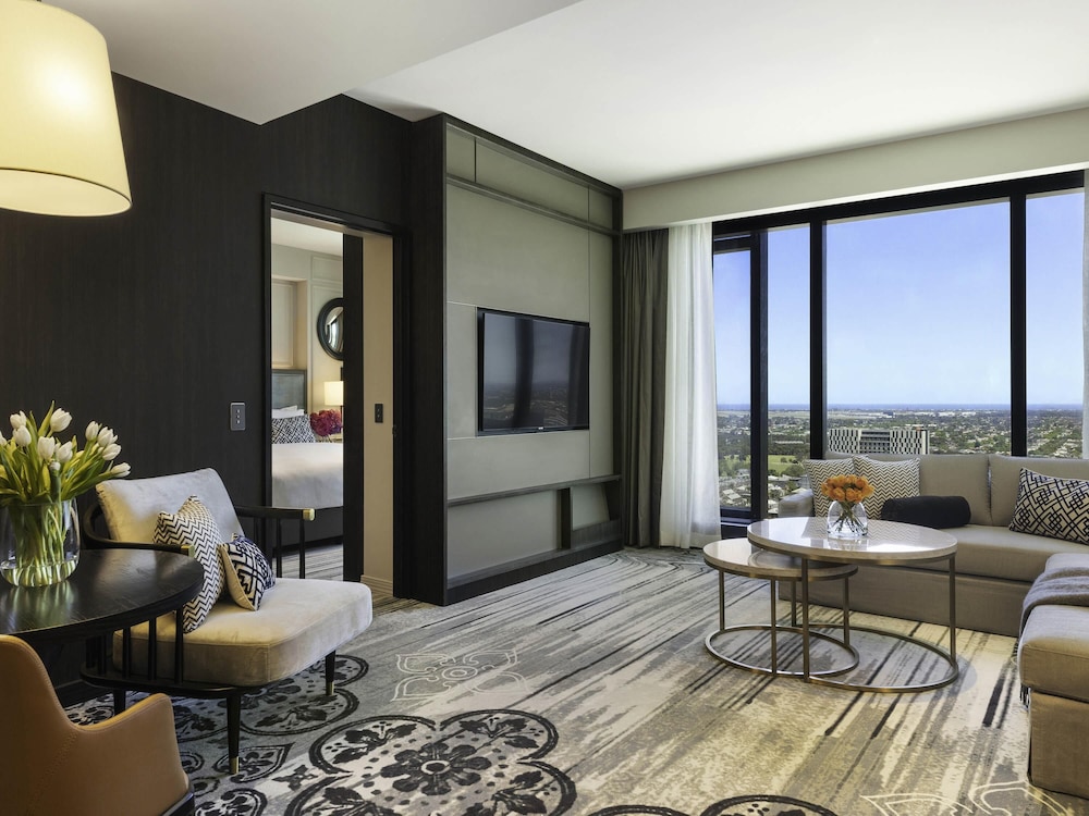 Club Suite, 1 King Bed, Accessible, Club Lounge Access
