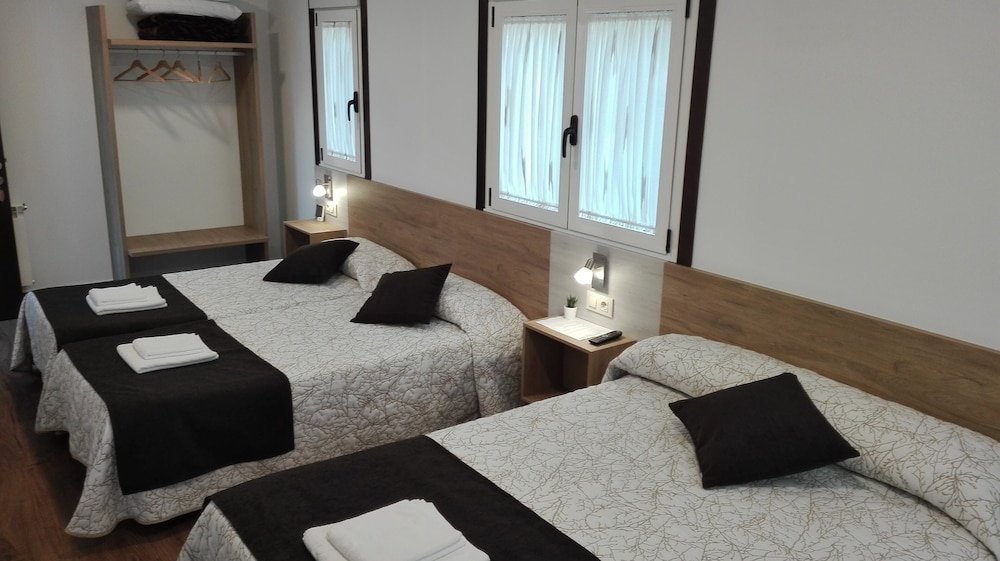 Quadruple Room (2 Twin Beds and 1 Double Bed) photo 3