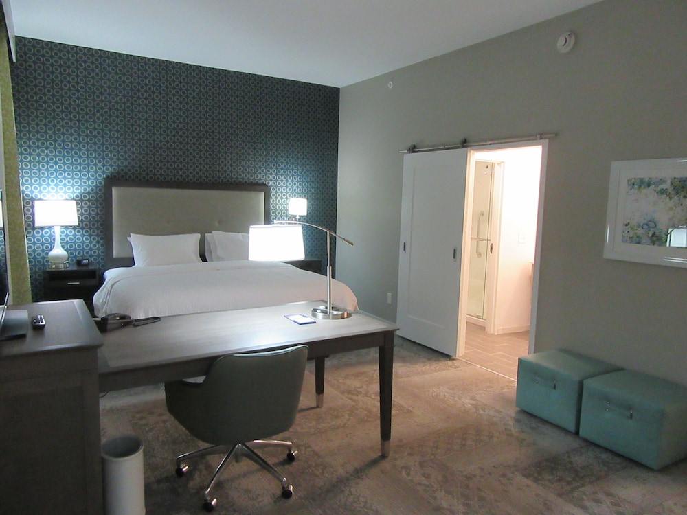 Studio, 1 King Bed, Refrigerator & Microwave (Wet Bar) photo 2