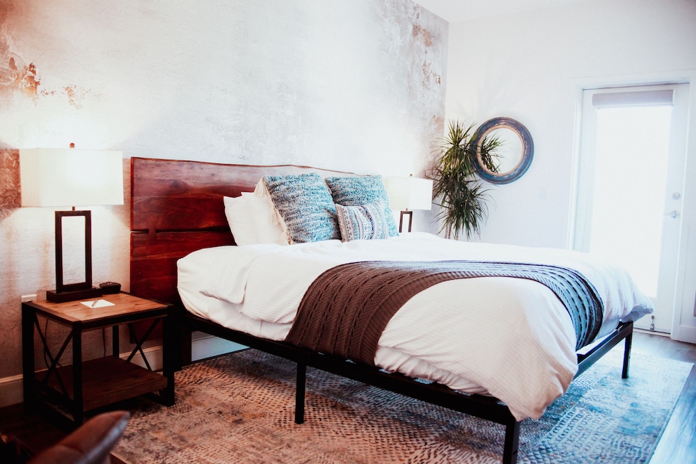 Deluxe Room, 1 King Bed, Accessible photo 2