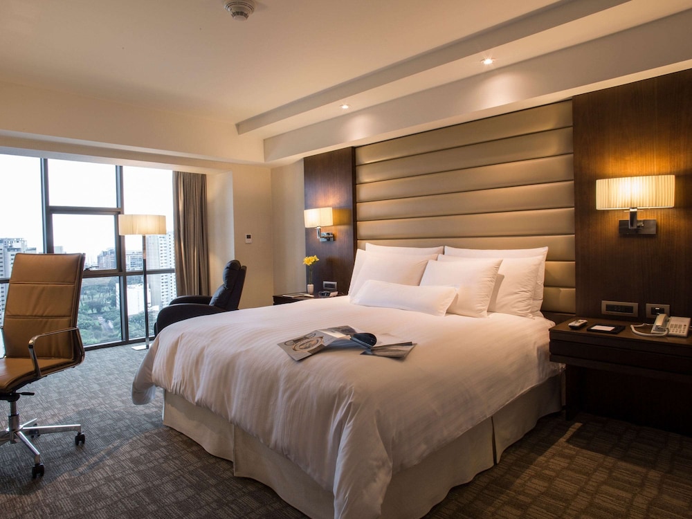 Executive Room, 1 King Bed, City View - Photo 2