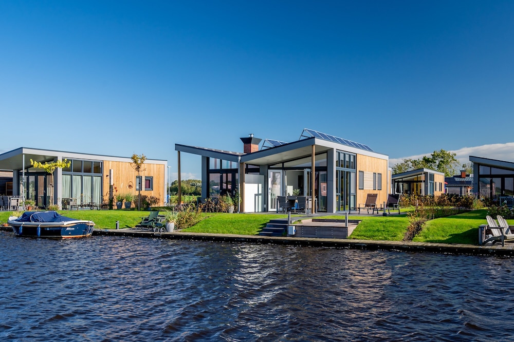Chalet, 2 Bedrooms, Canal View (Knilles 4 aan het water) photo 1