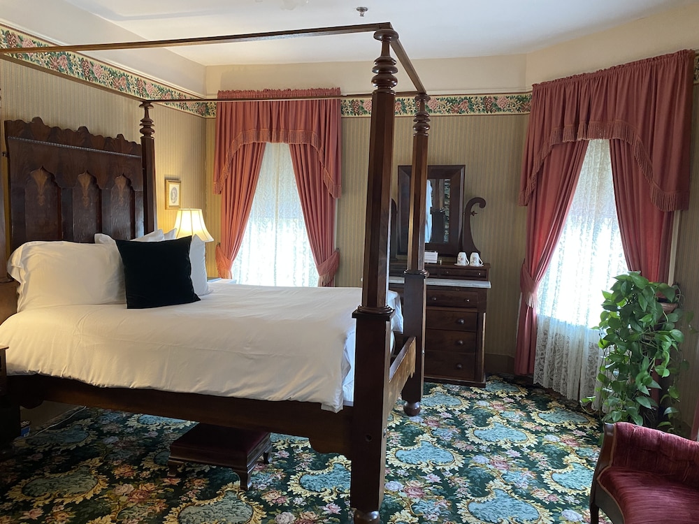 Deluxe Room, 1 Queen Bed (Rose) photo 1