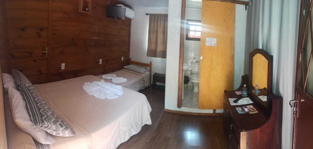 Quarto Triplo com Banheiro Privativo