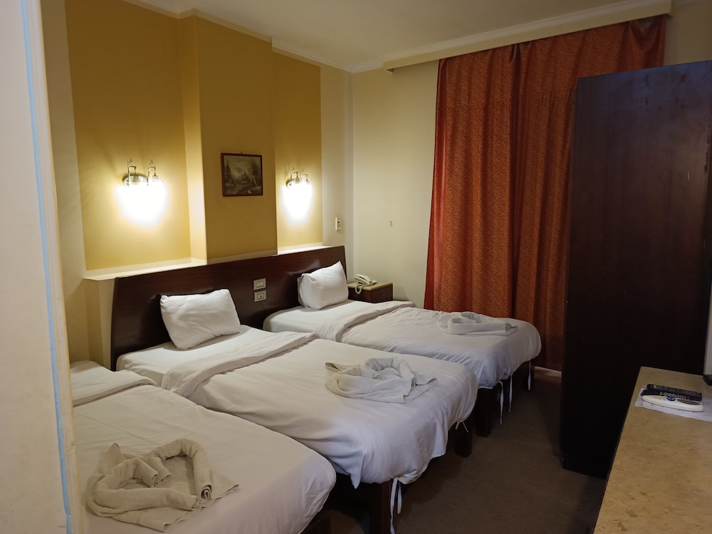 Standard Triple Room, City View - Photo 5