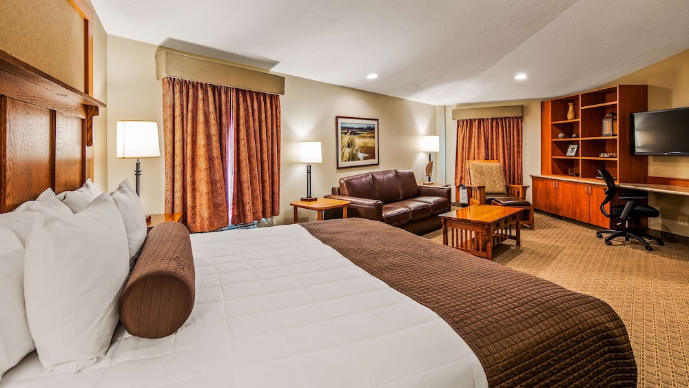 Suite, 1 King Bed, Non Smoking, Jetted Tub (with Sofabed) photo 2