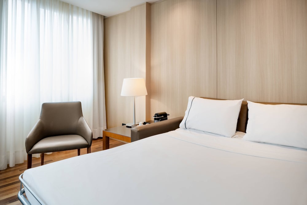 Junior Suite, 1 King Bed with Sofa bed thumbnail 6