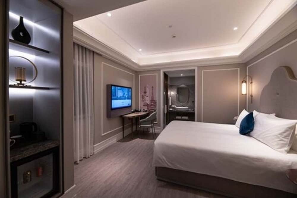 Superior Room, 1 King Bed photo 2
