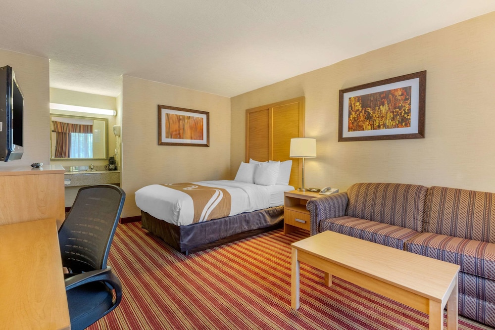 Standard Room, 1 King Bed, Smoking - Photo 1