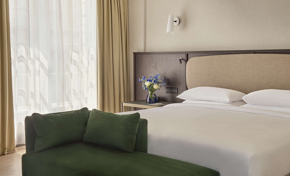 Suite (Regency, High Street View) thumbnail 5