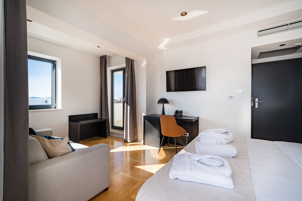 Deluxe Room - Photo 4