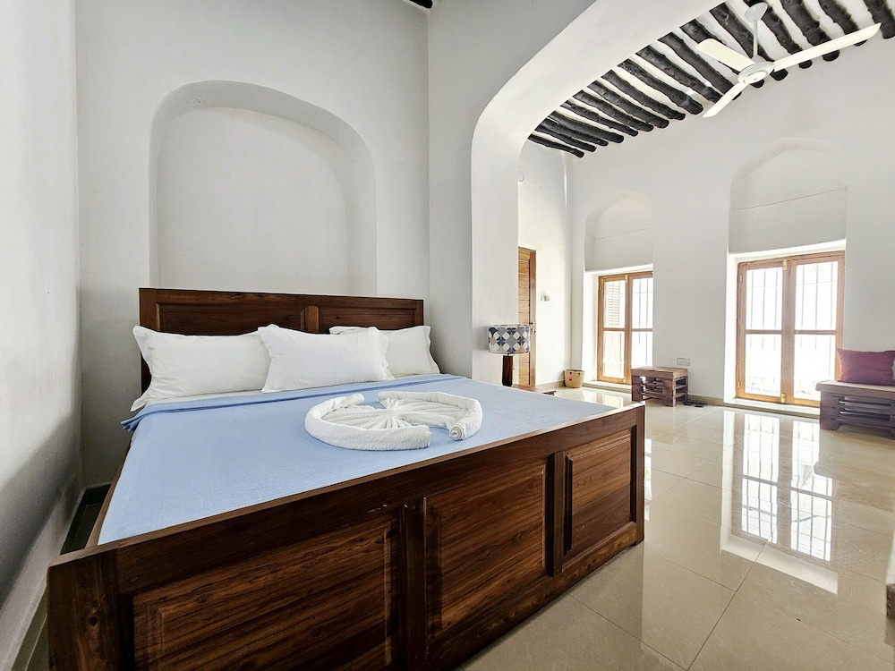 Deluxe Room with Shared Bathroom