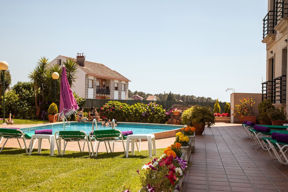 Standard Room, Multiple Beds, Pool View - Photo 5