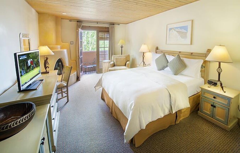 Deluxe Room, 1 King Bed, Fireplace - Photo 3