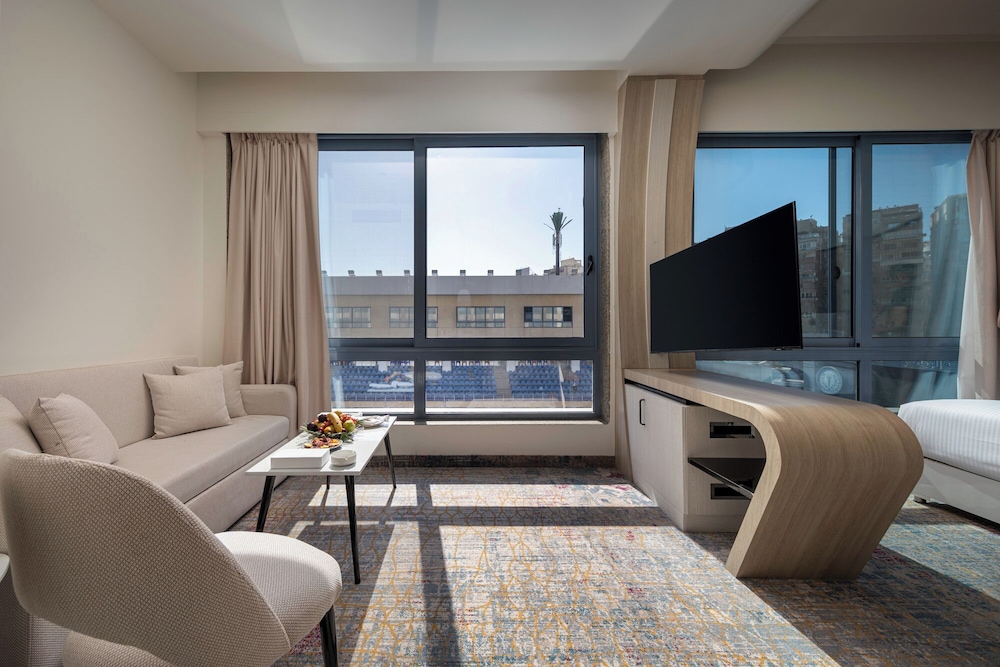 Premium Room, 1 King Bed, Pool View photo 2