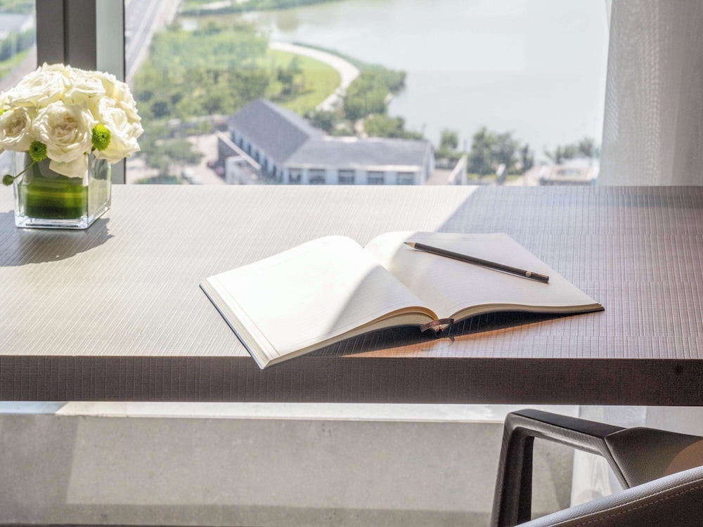 Deluxe Room, 1 King Bed, Lake View (Premium)