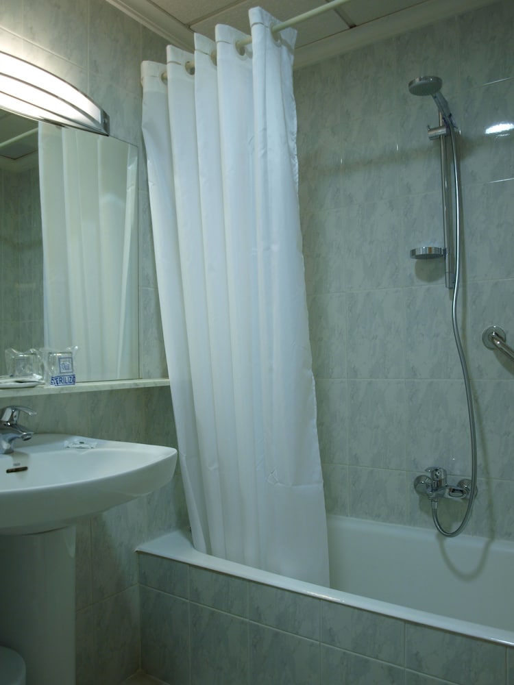 Triple Room (2 adults + 1 child) photo 2