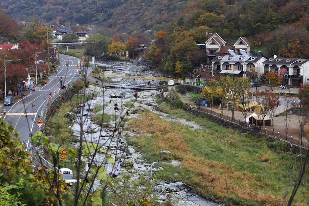 Grand Duplex, 3 Bedrooms, Fireplace, Mountainside photo 2
