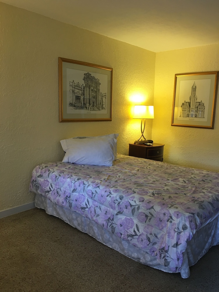 Room, 1 King Bed, Smoking (Large) photo 1