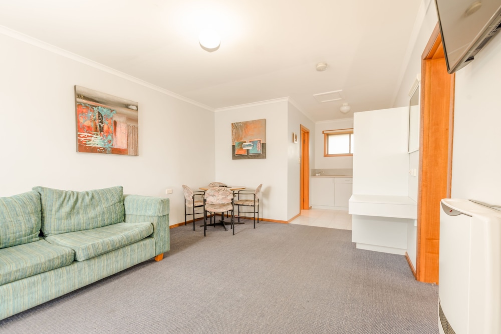Family Room photo 3