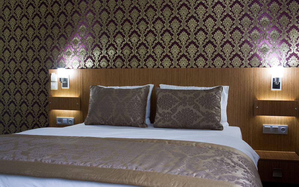 Economy Double Room, No Windows (Basement) photo 2