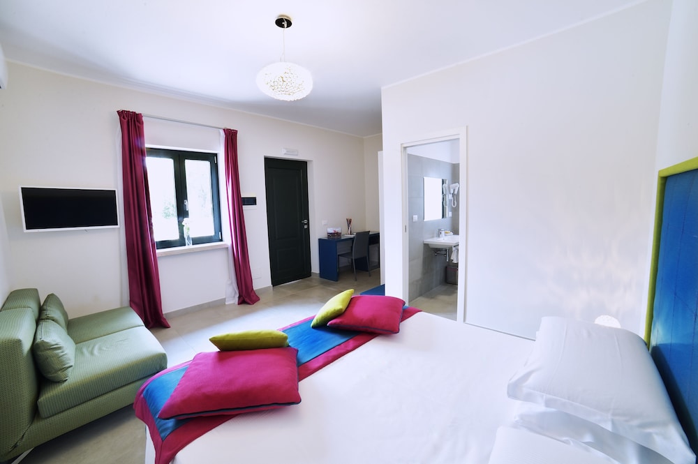 Double Room, Pool View (Peonia)