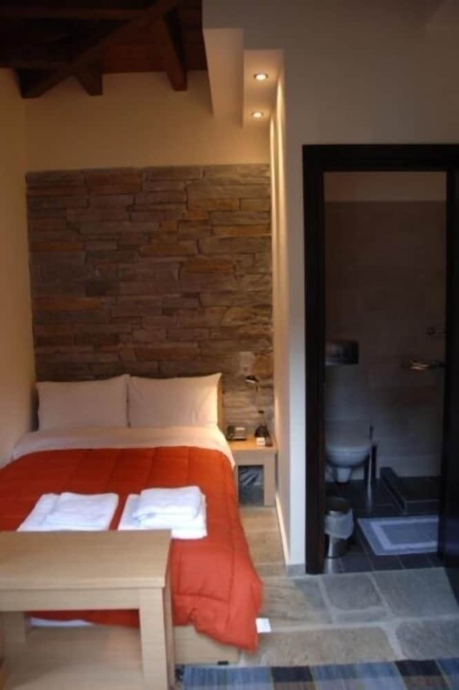 Deluxe Single Room, 1 Large Twin Bed, Non Smoking, Mountain View