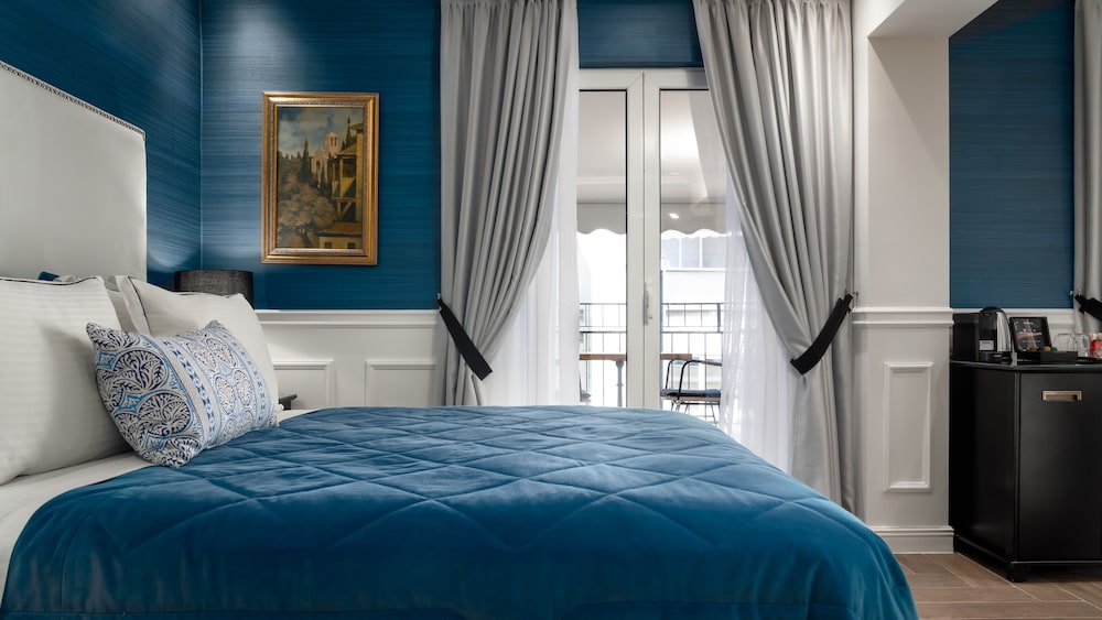 Deluxe Suite, 1 King Bed, Balcony, City View (Sauna) photo 1