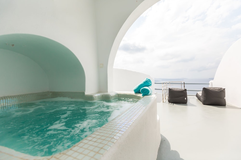 Honeymoon Suite, Hot Tub - Photo 9