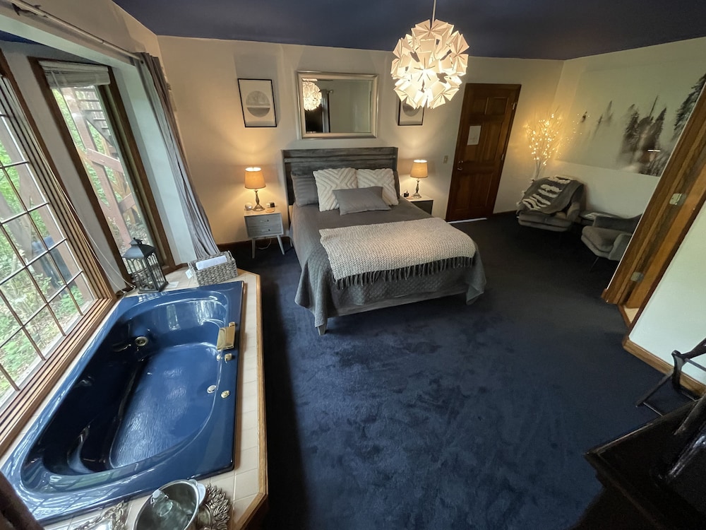 Design Studio Suite, 1 King Bed, Jetted Tub, Ground Floor photo 1