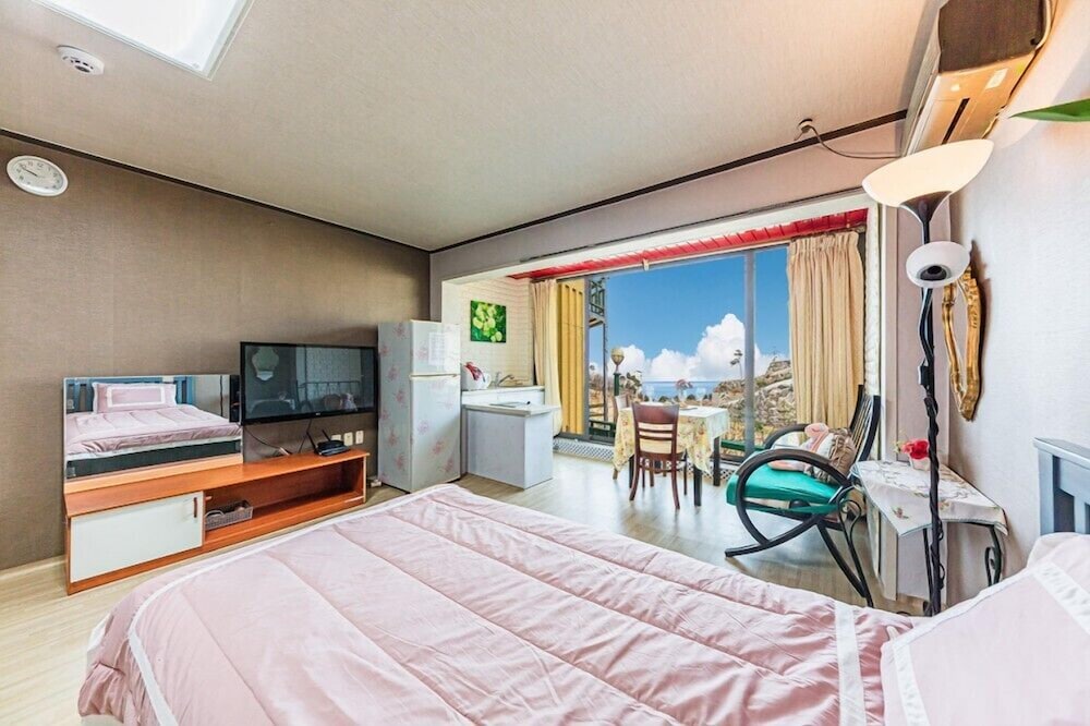 Room (102) photo 1