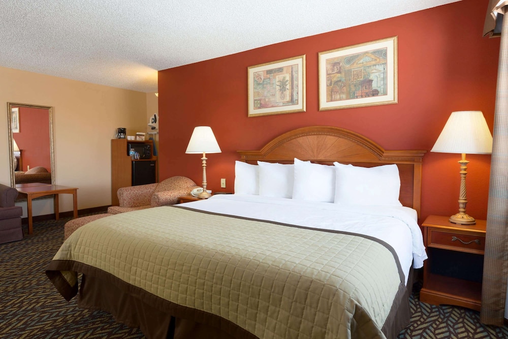 Studio Suite, 1 King Bed, Non Smoking - Photo 3